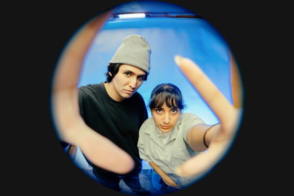 Ein Mann und eine Frau posieren für ein Foto mit Fischaugenlinse. Foto von Jonathan Castañeda auf Unsplash